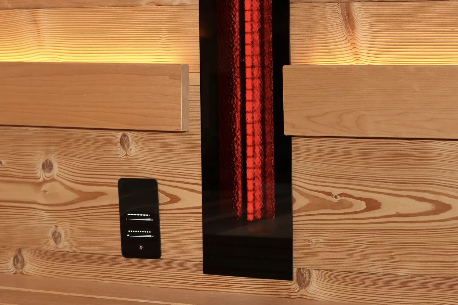 Sauna Stegmann - Wellness & More - Nahaufnahme einer Holzsauna mit rotem Infrarot-Strahler und Bedienpanel
