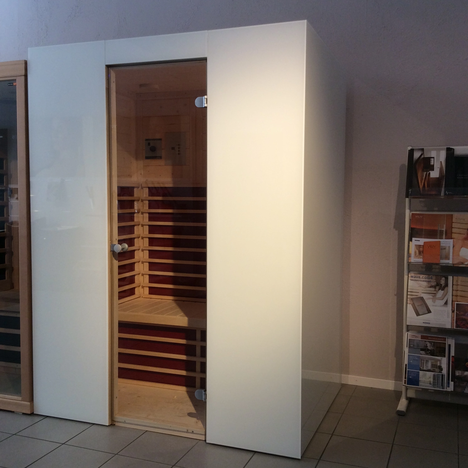 Sauna Stegmann - Wellness & More - Moderne Sauna mit Holzinterieur und Glastür.