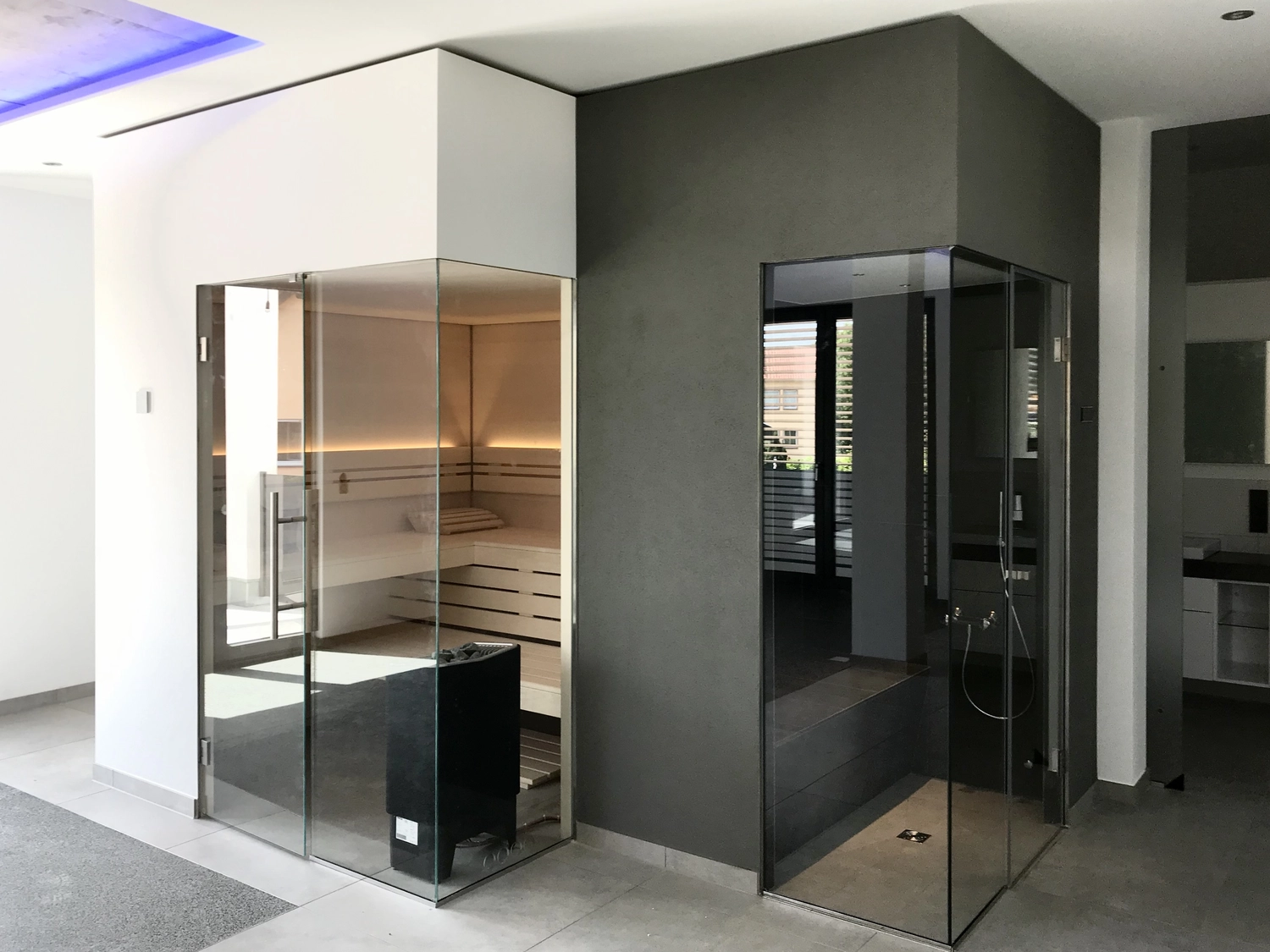 Sauna Stegmann - Wellness & More - Moderne Sauna mit Holzinterieur und Glastür.