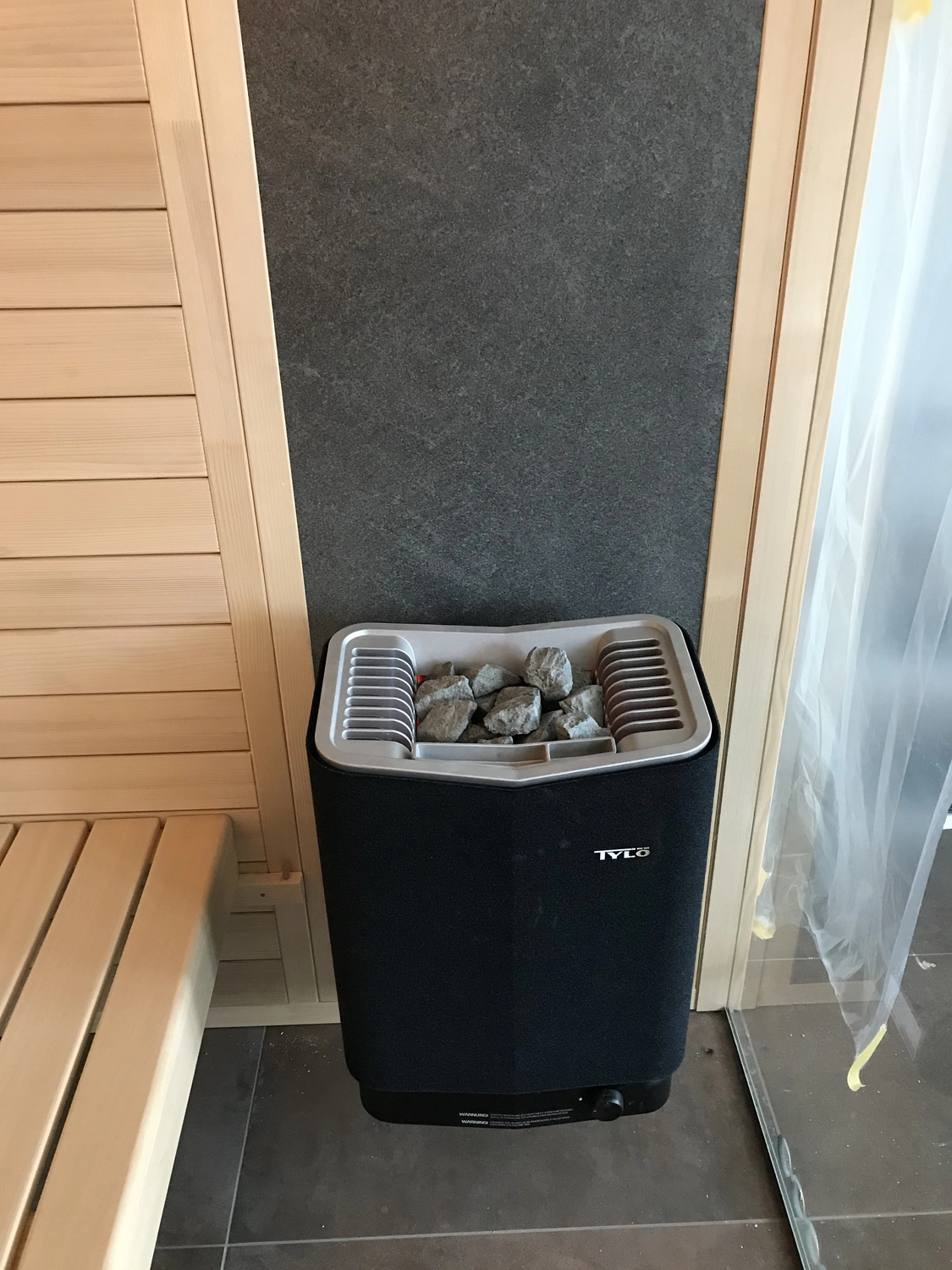 Sauna Stegmann - Wellness & More - Moderne Sauna mit Holzinterieur und Glastür.