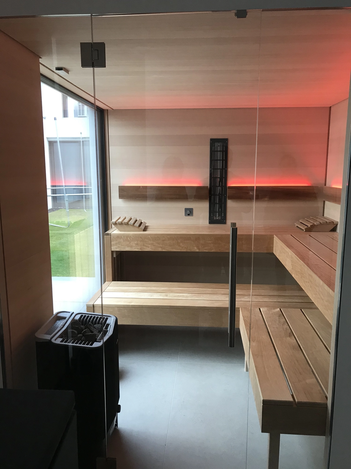 Sauna Stegmann - Wellness & More - Moderne Sauna mit Holzinterieur und Glastür.
