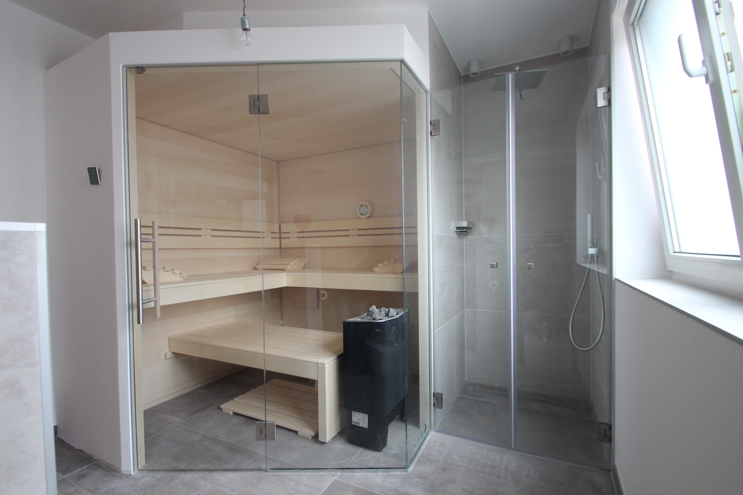 Sauna Stegmann - Wellness & More - Moderne Sauna mit Holzinterieur und Glastür.
