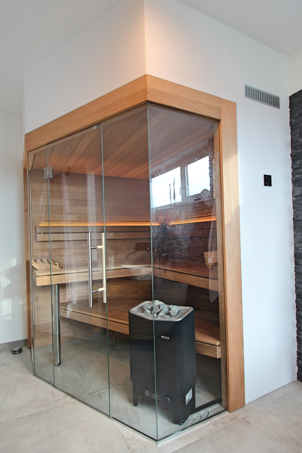 Sauna Stegmann - Wellness & More - Moderne Sauna mit Holzinterieur und Glastür.