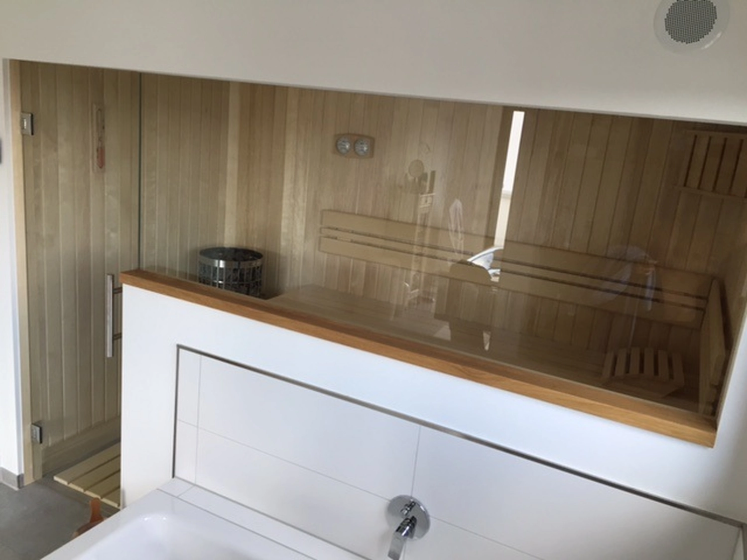 Sauna Stegmann - Wellness & More - Moderne Sauna mit Holzinterieur und Glastür.