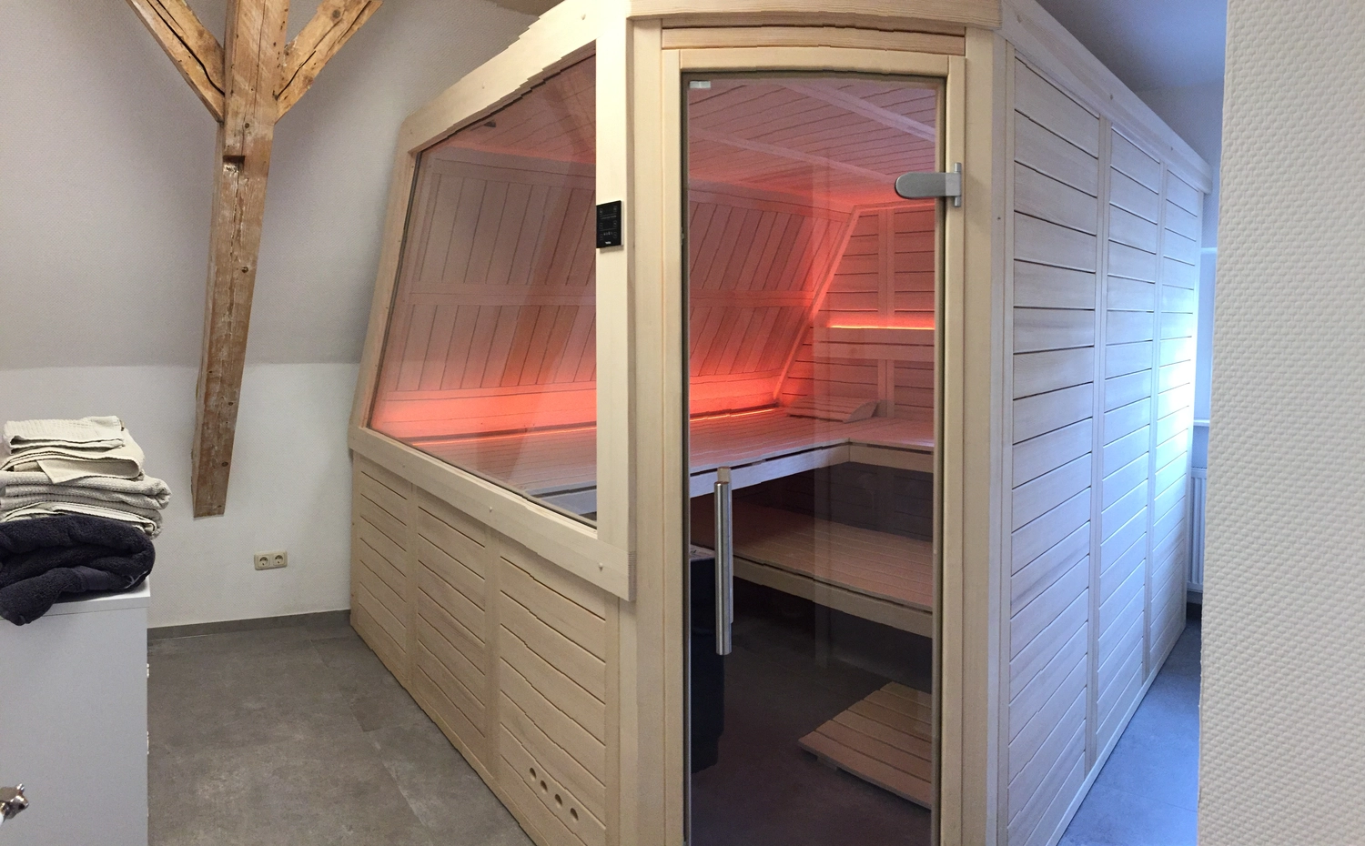 Sauna Stegmann - Wellness & More - Moderne Sauna mit Holzinterieur und Glastür.