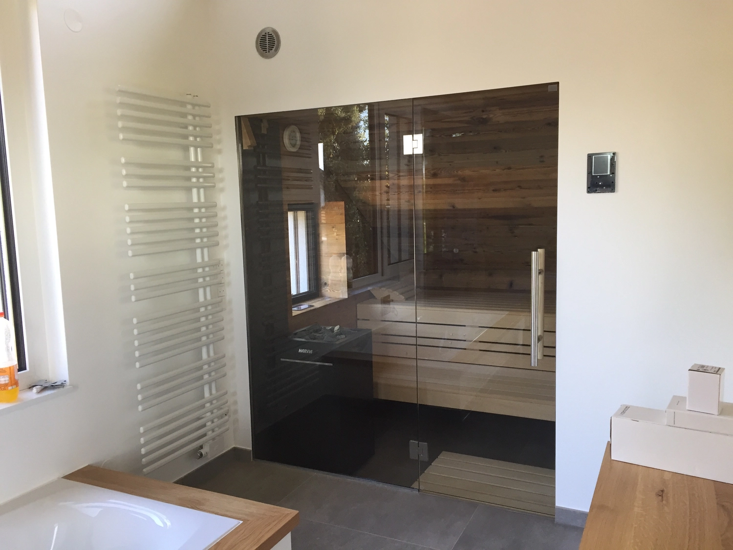 Sauna Stegmann - Wellness & More - Moderne Sauna mit Holzinterieur und Glastür.
