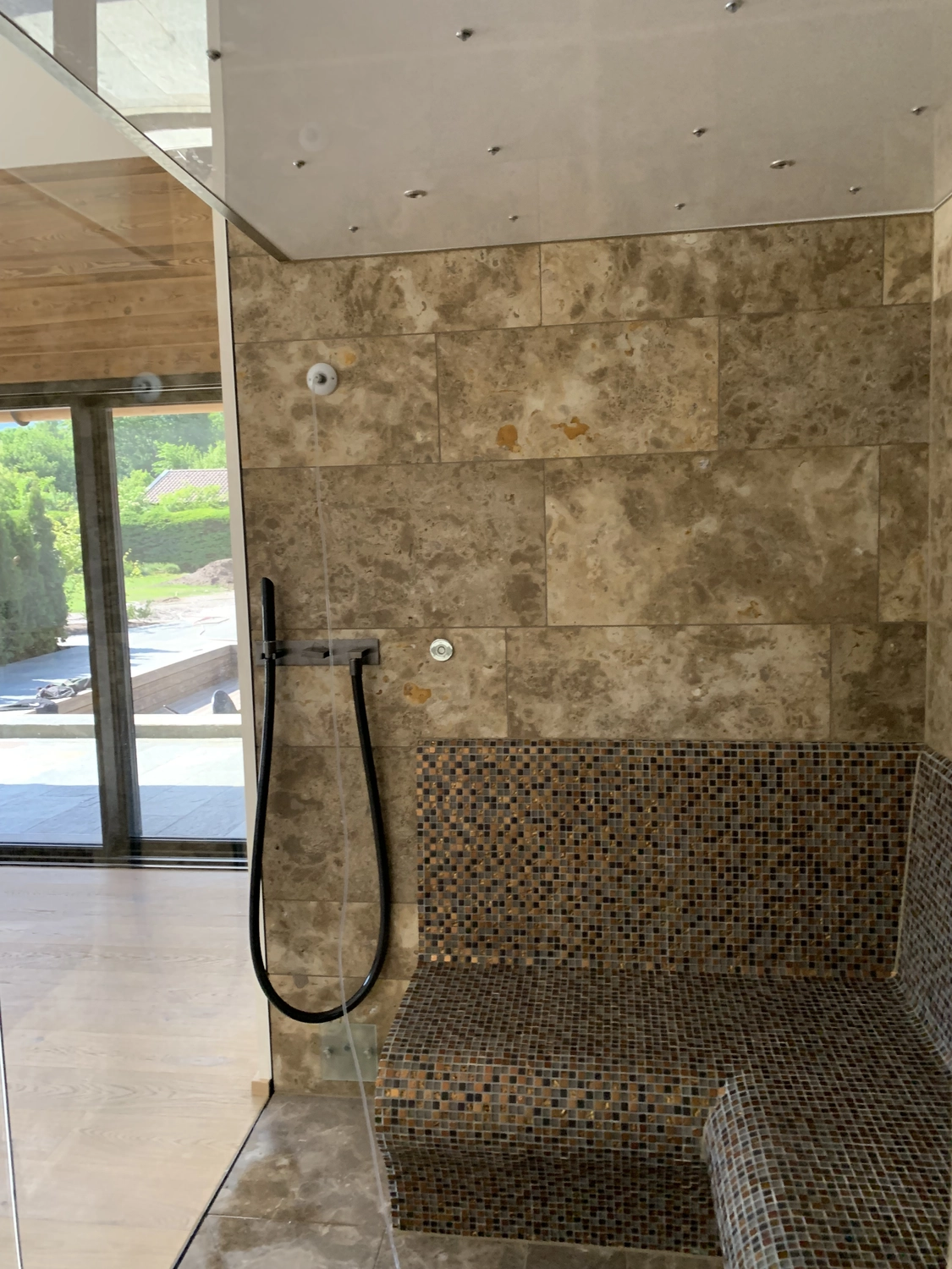 Sauna Stegmann - Wellness & More - Dampfbad mit Mosaikfliesen und Sitzbank