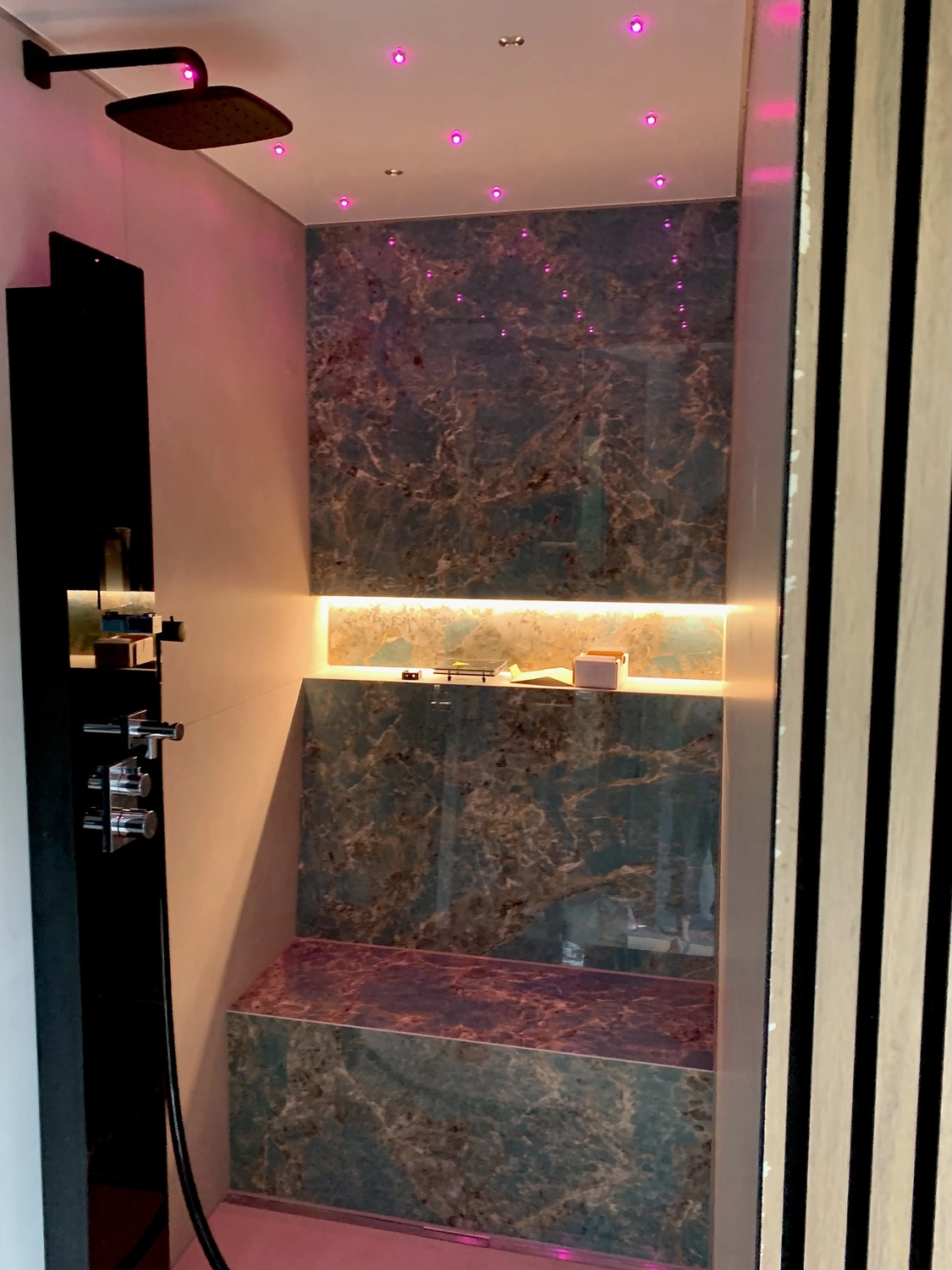 Sauna Stegmann - Wellness & More - Dampfbad mit Naturstein, Sitzbank und LED-Stimmungslicht
