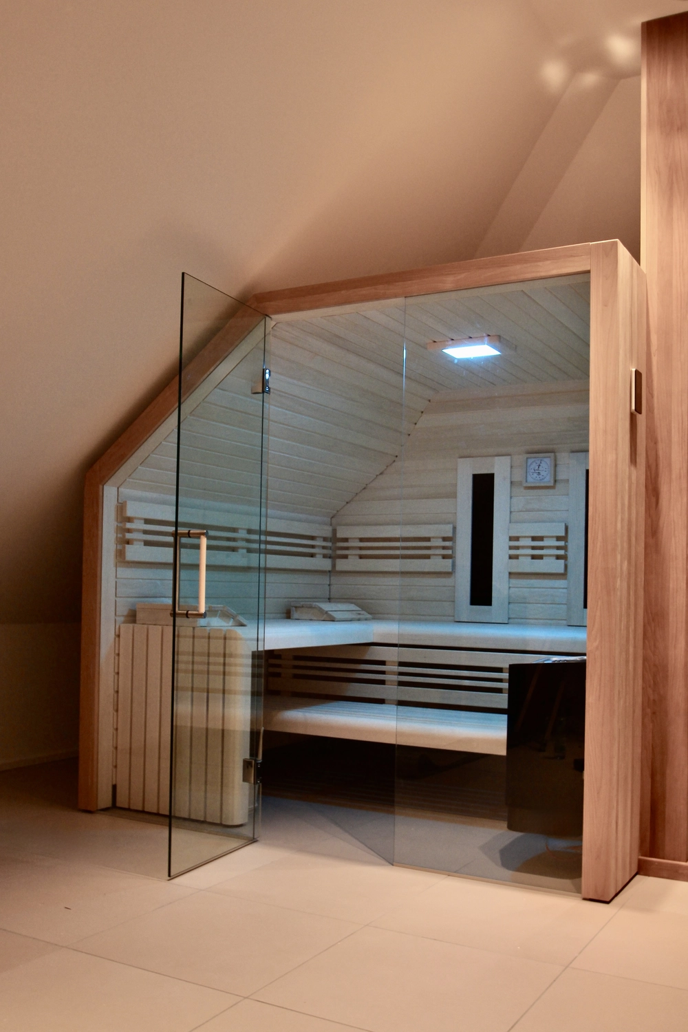 Sauna Stegmann - Wellness & More - Moderne Sauna mit Holzinterieur und Glastür.