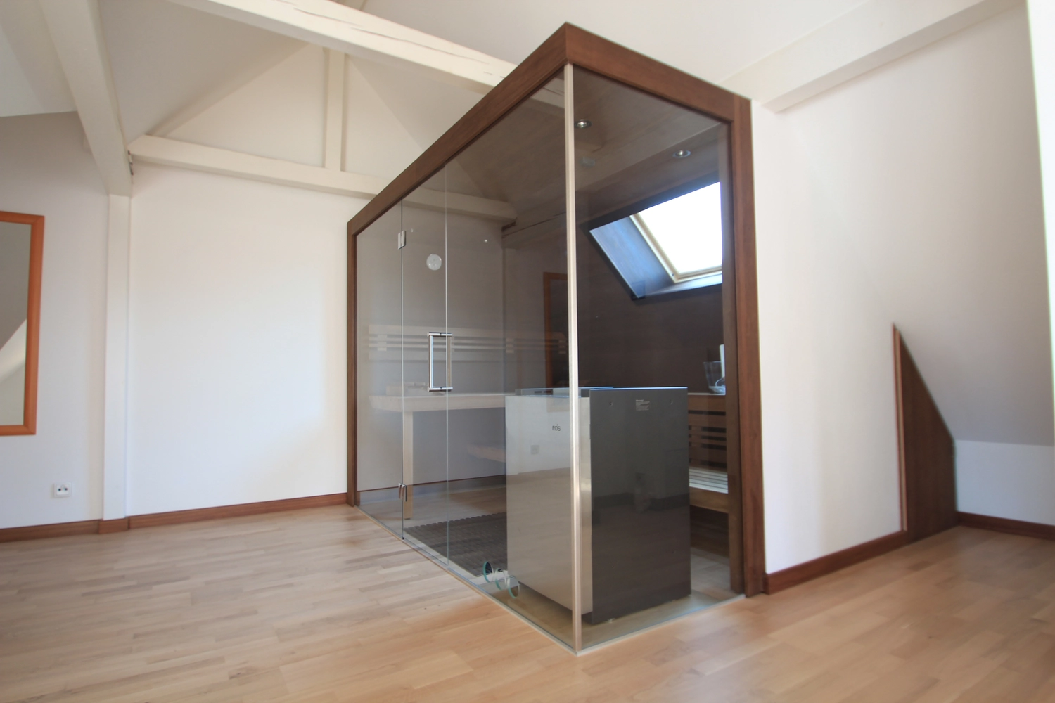 Sauna Stegmann - Wellness & More - Moderne Sauna mit Holzinterieur und Glastür.