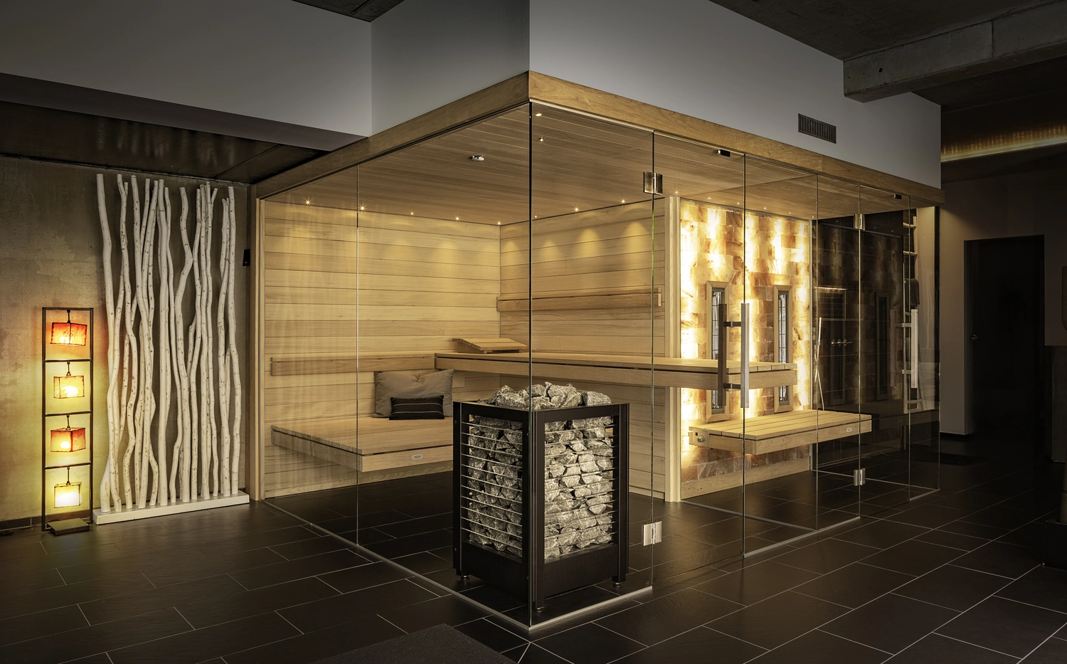 Sauna Stegmann - Wellness & More - Moderne Sauna mit Holzinterieur und Glastür.