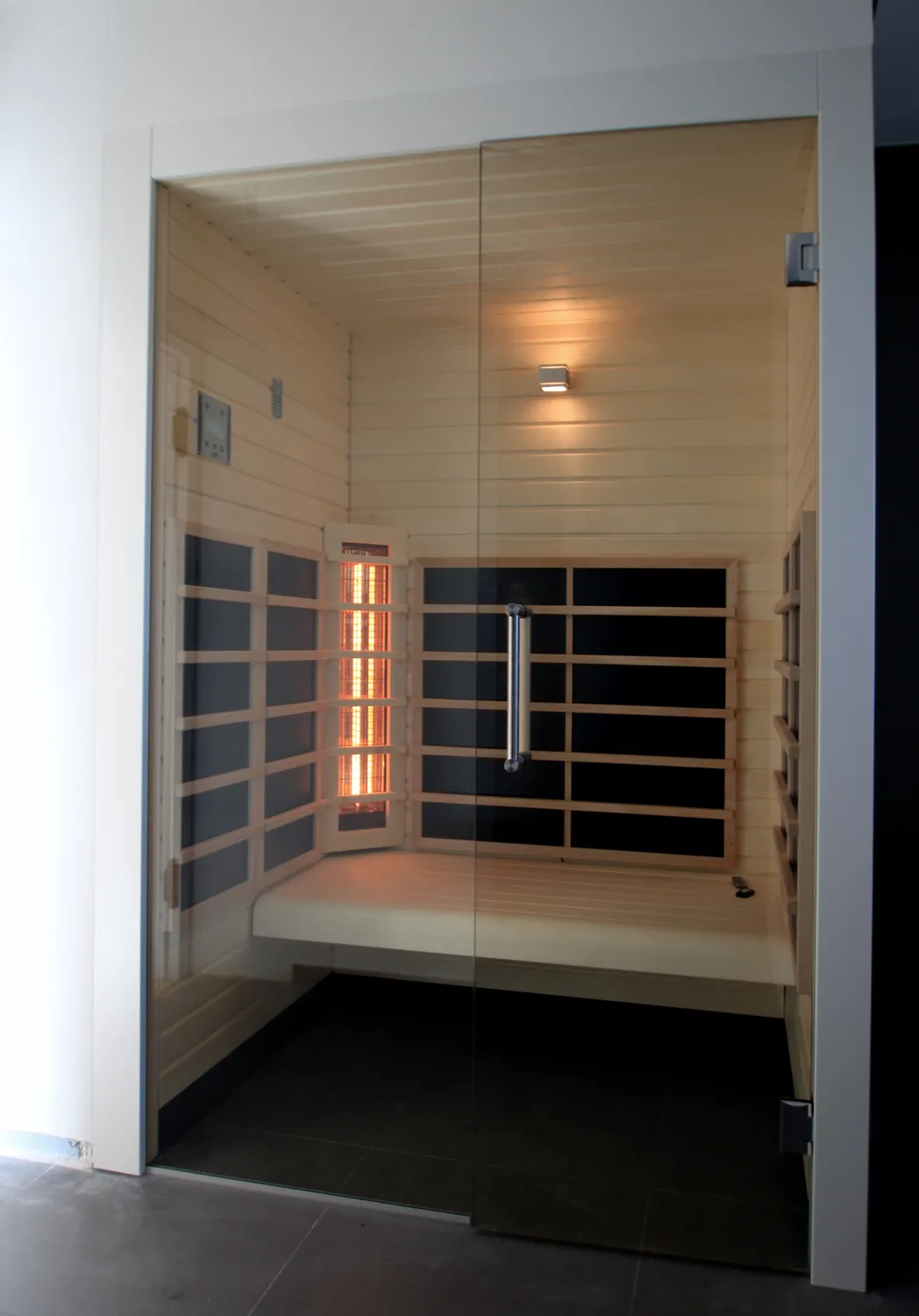 Sauna Stegmann - Wellness & More - Moderne Sauna mit Holzinterieur und Glastür.