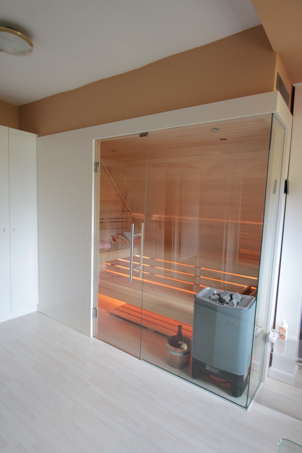 Sauna Stegmann - Wellness & More - Moderne Sauna mit Holzinterieur und Glastür.