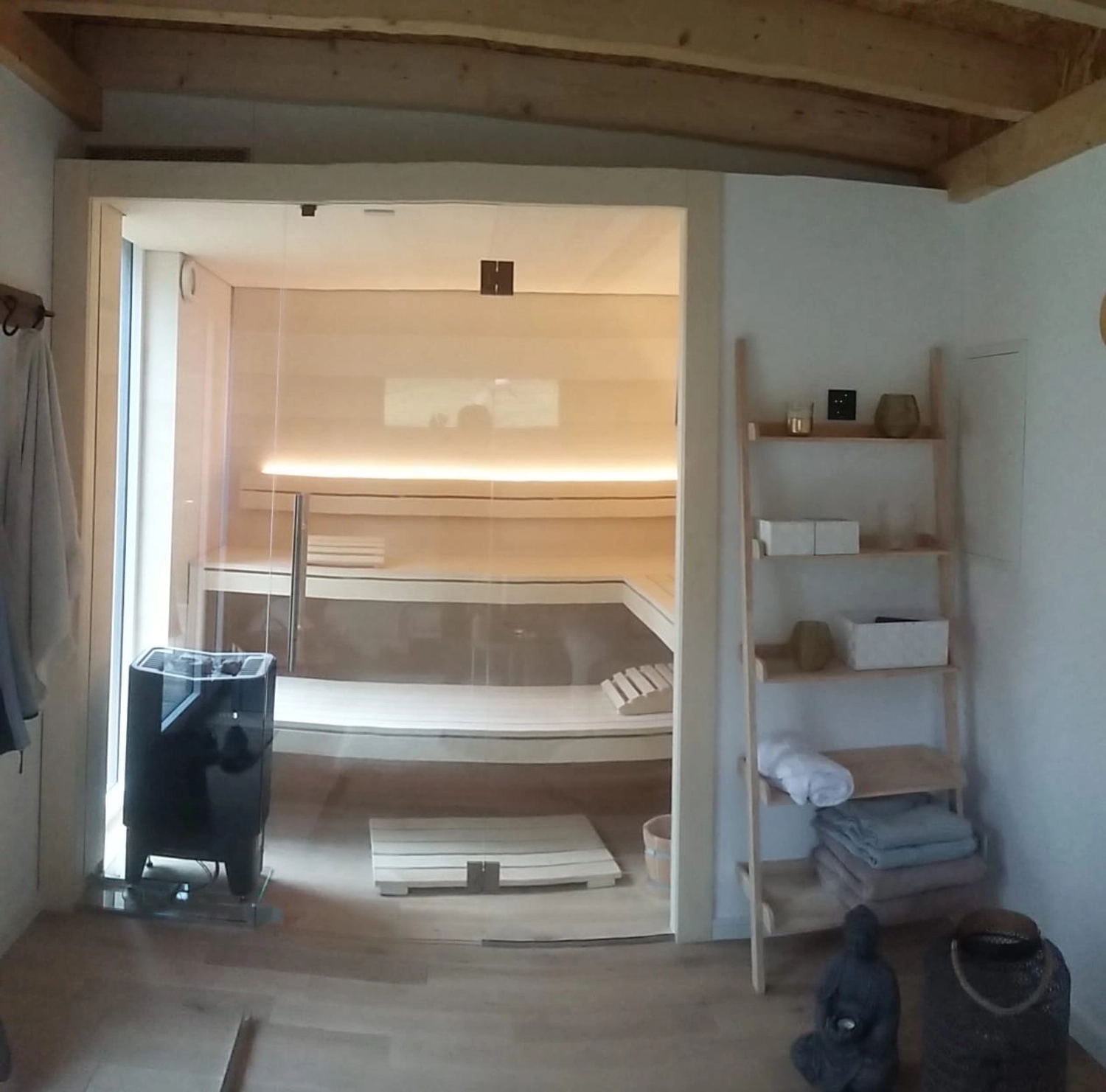 Sauna Stegmann - Wellness & More - Moderne Sauna mit Holzinterieur und Glastür.