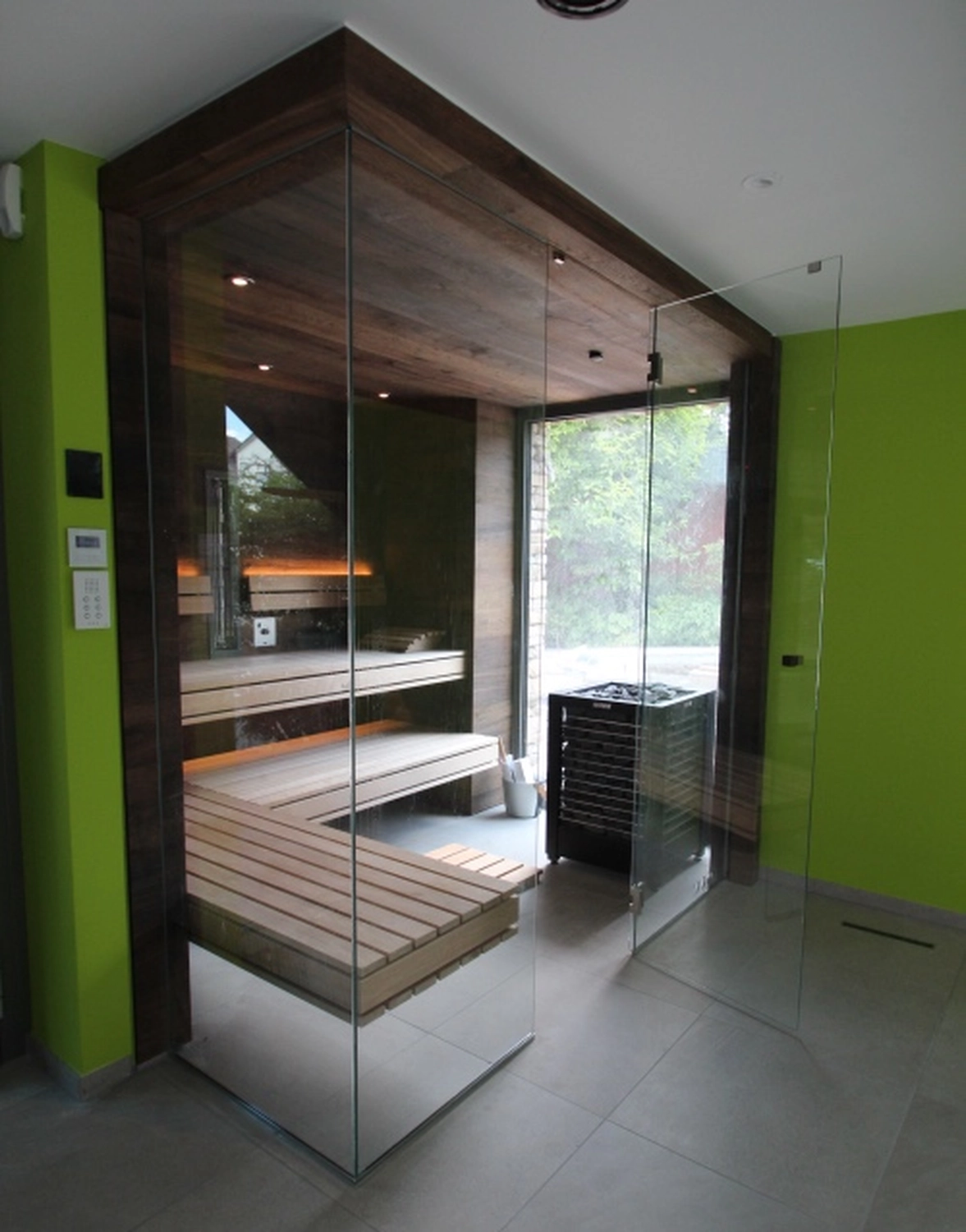 Sauna Stegmann - Wellness & More - Moderne Sauna mit Holzinterieur und Glastür.