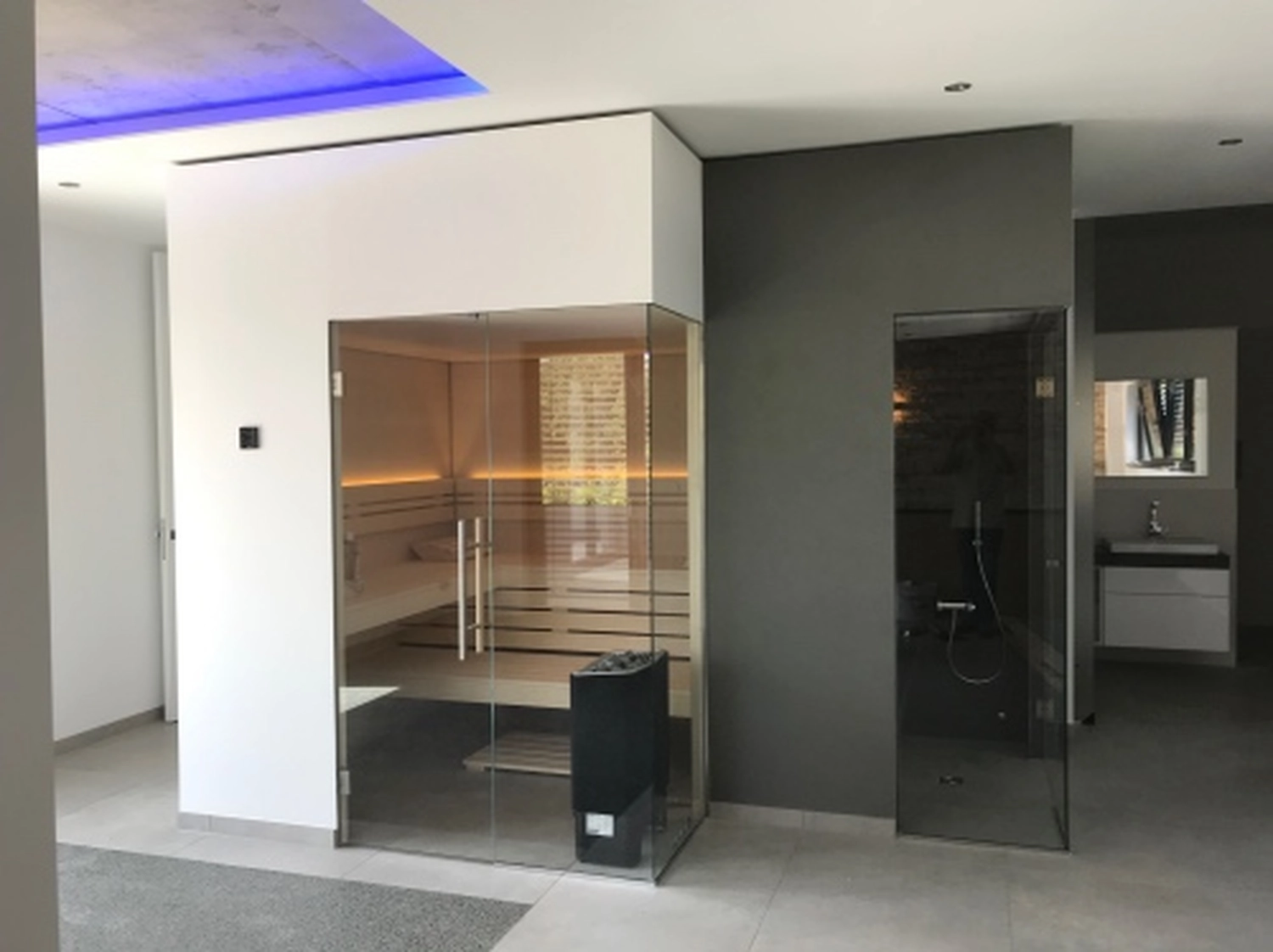 Sauna Stegmann - Wellness & More - Moderne Sauna mit Holzinterieur und Glastür.