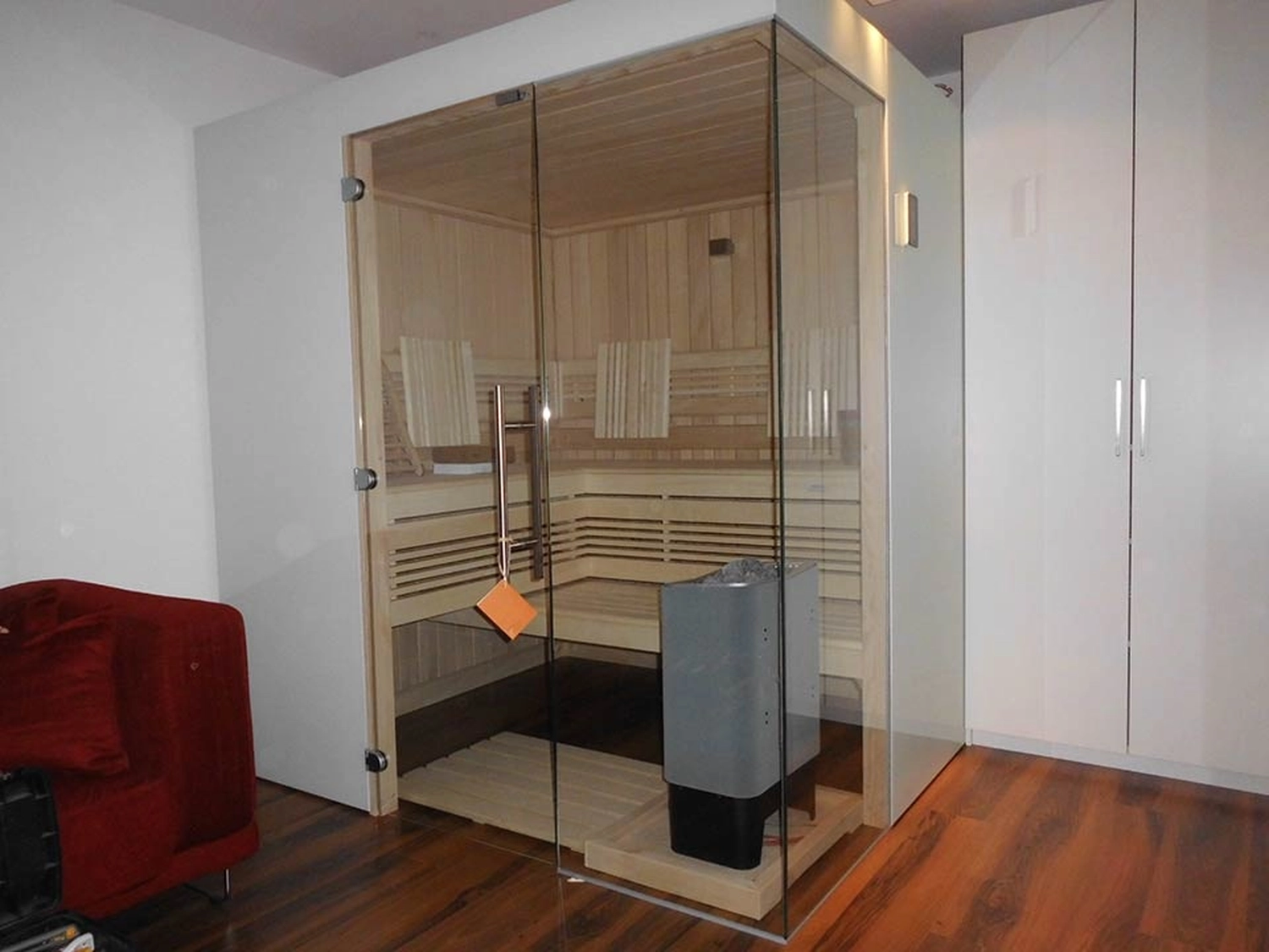 Sauna Stegmann - Wellness & More - Moderne Sauna mit Holzinterieur und Glastür.