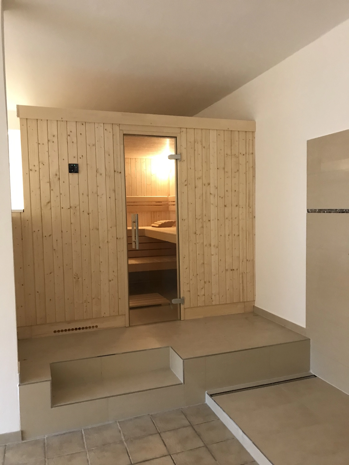 Sauna Stegmann - Wellness & More - Moderne Sauna mit Holzinterieur