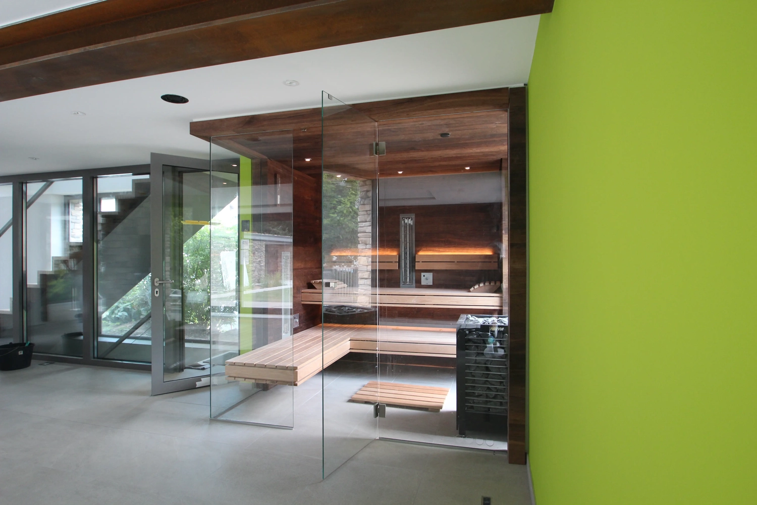 Sauna Stegmann - Wellness & More - Moderne Sauna mit Holzinterieur und Glastür.